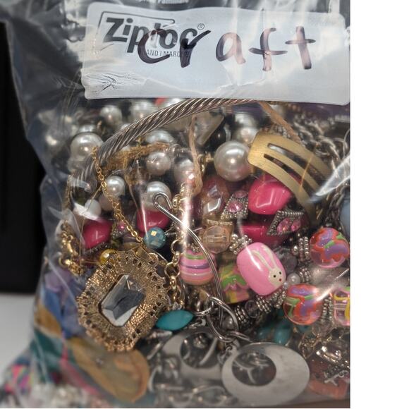 Jewelry Lot Eileen Repurpose Bag Over 4 Pounds Beads & Possible Wearable Pieces - Picture 2 of 8